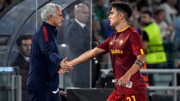 José Mourinho y Paulo Dybala en Roma.