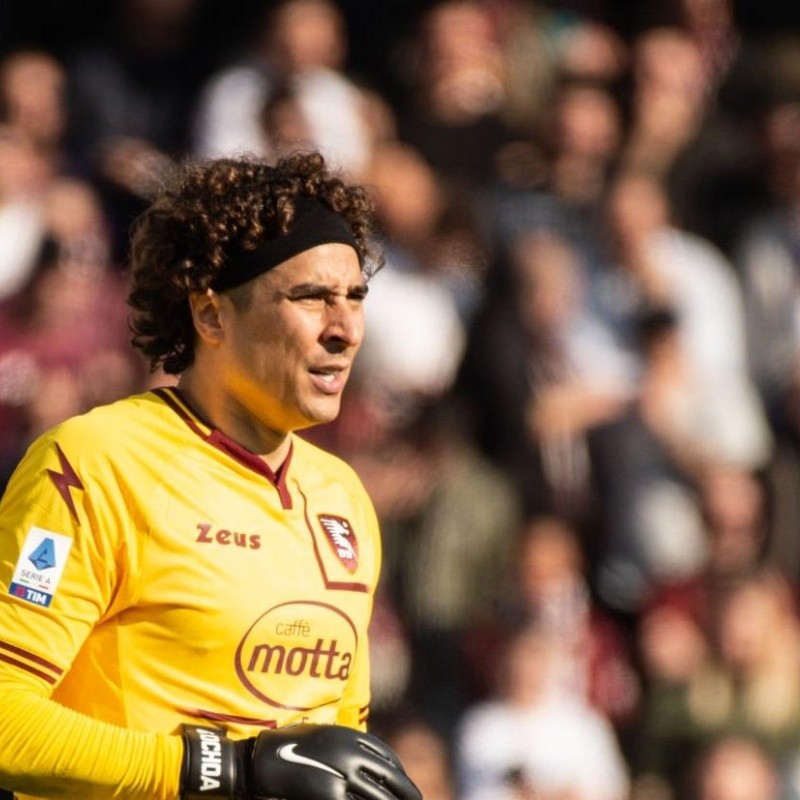 La doble tapada de Memo Ochoa en su estreno con Salernitana que le valió elogios en las redes