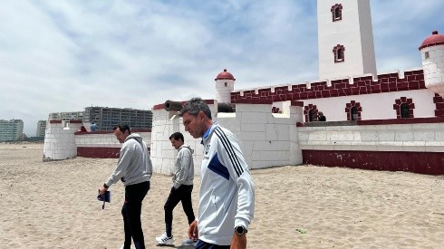 El entrenador caminó por la zona de El Faro con sus colaboradores.