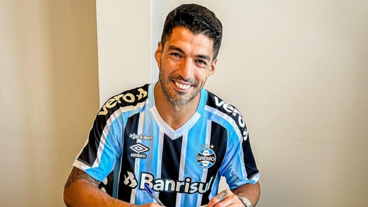 Luis Suárez debutaría en Gremio en el mes de enero.