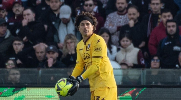 SALERNO, ITALY - JANUARY 04: Guillermo Ochoa of US Salernitana holds the ball during the Serie A match between Salernitana and AC MIlan at Stadio Arechi on January 04, 2023 in Salerno, Italy. (Photo by Ivan Romano/Getty Images)