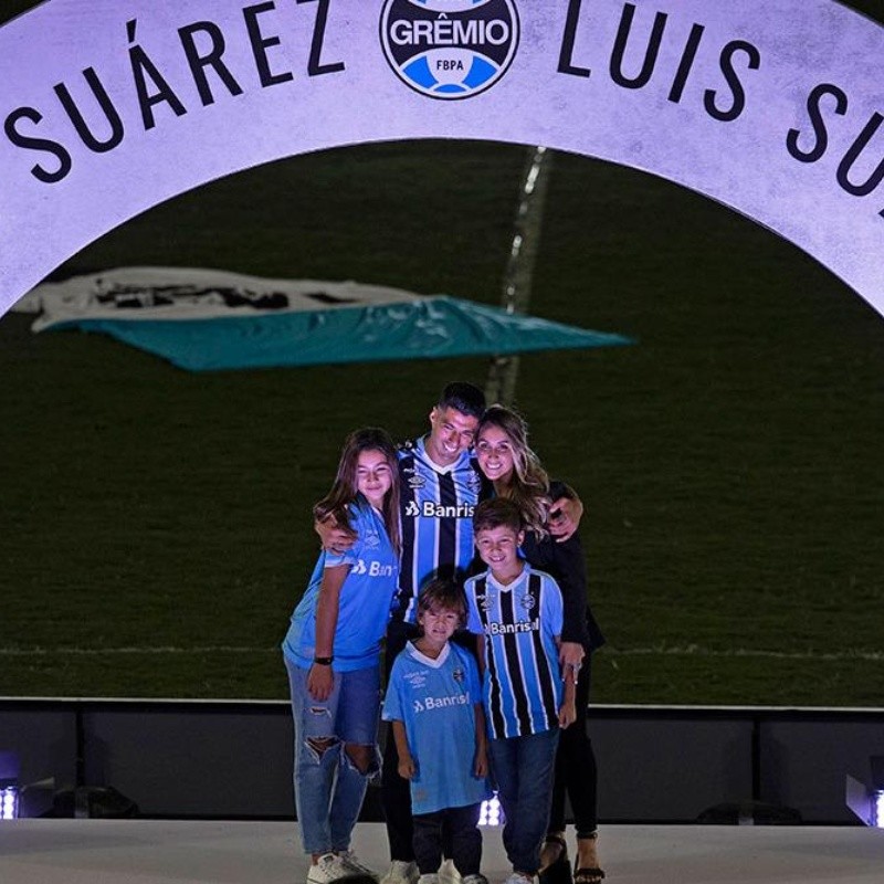 La impresionante bienvenida a Luis Suárez por parte de hinchas de Gremio