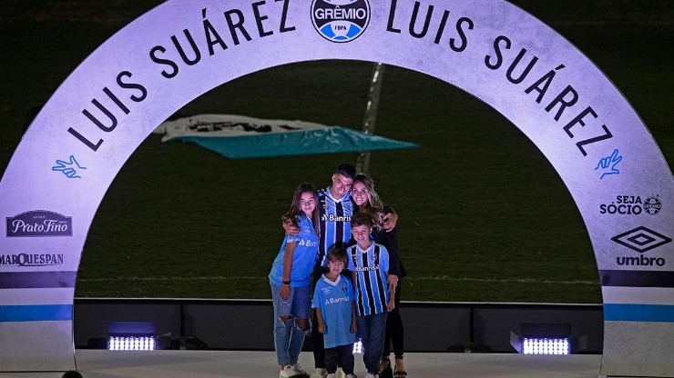 Luis Suárez y su familia en el Arena do Gremio.