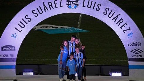 Luis Suárez y su familia en el Arena do Gremio.