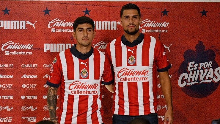 Víctor Guzmán en su presentación como jugador de Chivas con Daniel Ríos.