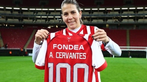 Alicia Cervantes posó con su playera centenaria que la inscribe en un selecto grupo de estrellas de la Liga MX Femenil