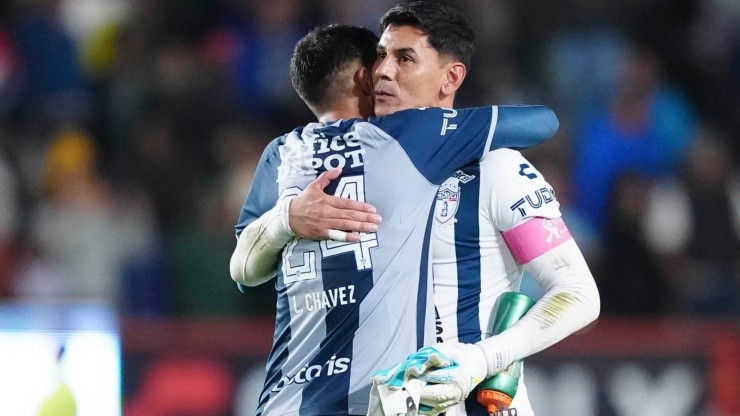Luis Chávez y Oscar Ustari en la liguilla del torneo Apertura 2022.
