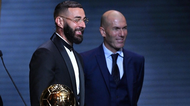 Karim Benzema y Zinedine Zidane, juntos en la ceremonia del Balón de Oro. Getty Images.