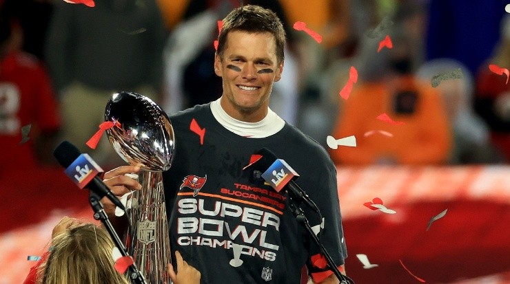 Tom Brady y el trofeo Vince Lombardi del Super Bowl. (Mike Ehrmann/Getty Images)
