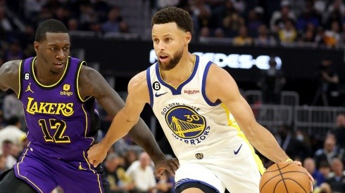 Stephen Curry ante Los Angeles Lakers.