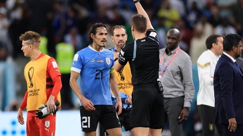 Cavani terminó como capitán y se le vio molesto con el arbitraje.