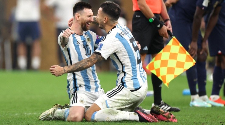 ¡Muchachos! Leo Messi y un abrazo eterno con Paredes (Getty)