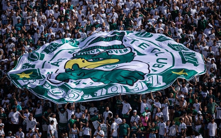 Heber Gomes/AGIF - Torcida do Goiás durante partida contra São Paulo no estádio Serrinha pelo campeonato Brasileiro A 2022