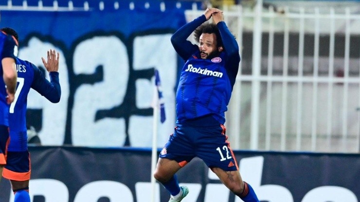 Marcelo en festejo de gol con Olympiacos.