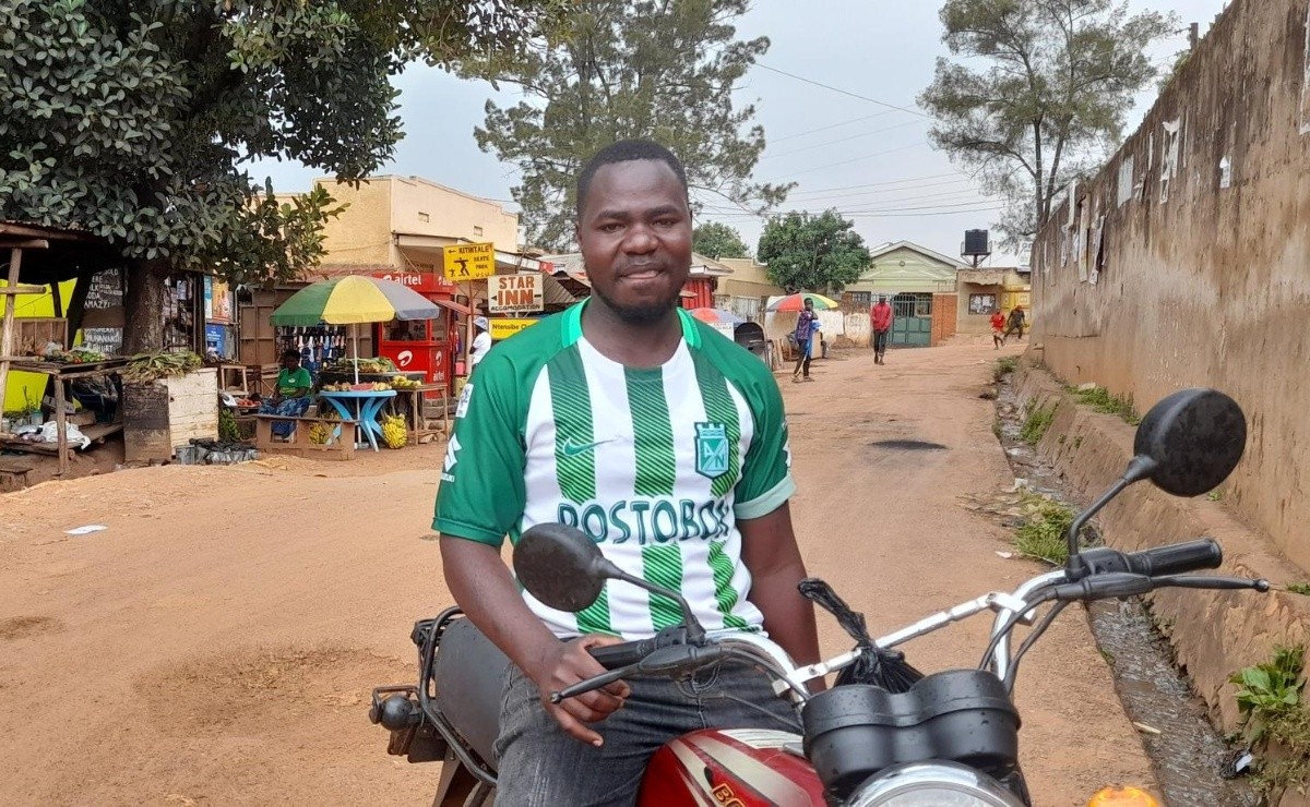 The story of a man in Uganda who wears an Atlético Nacional shirt