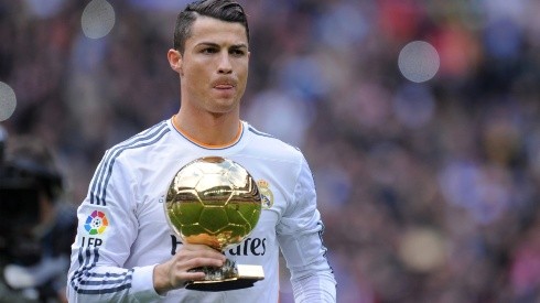 Cristiano Ronaldo y uno de sus Balones de Oro.