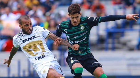 Pumas UNAM y Santos Laguna se enfrentan en un duelo clave.