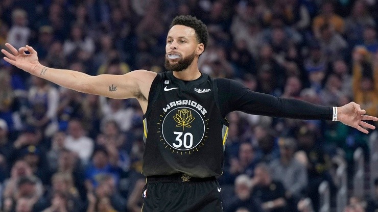 Por qué Stephen Curry manga negra en NBA?