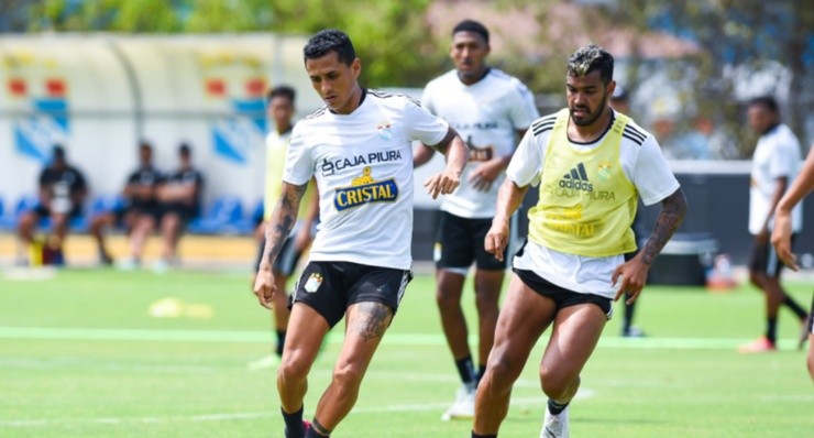 Yoshimar Yotún Universidad Católica