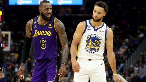 LeBron James enfrentando a Stephen Curry en NBA 2022