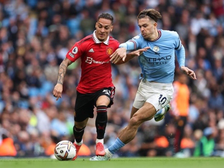 Antony e Jack Grealish em ação em Manchester City x Manchester United, em outubro de 2022 — Foto: Getty Images