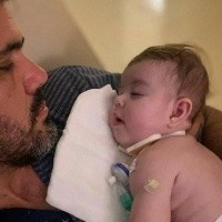 Juliano Cazarré emociona a web ao pegar sua filha no colo