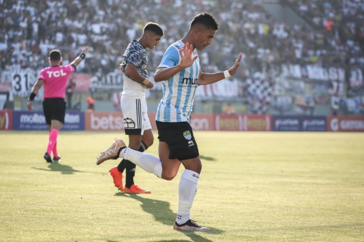 Flores anotando el gol de la igualdad | Foto: Agencia Uno 