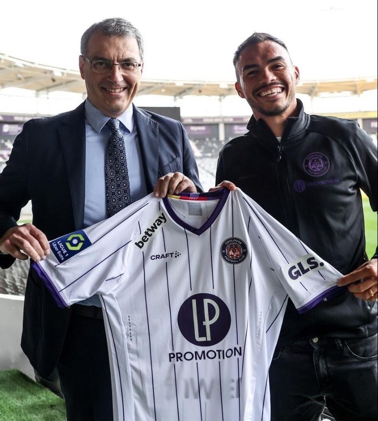 Suazo en su presentación con su nuevo club | Foto: Toulouse 