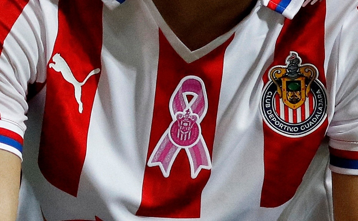 Red may be white!  A footballer revealed that he is in talks to be a reinforcement for Chivas