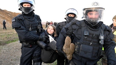 Greta Thunberg es llevada por la policía de Alemania.