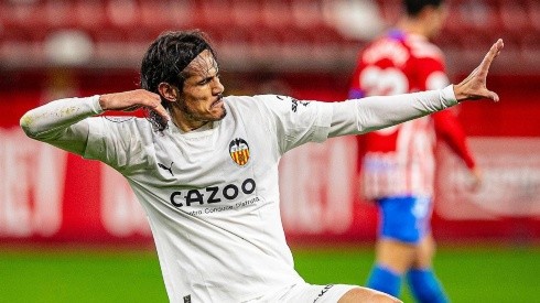 Cavani convirtió dos goles en la goleada de Valencia ante Sporting de Gijón.