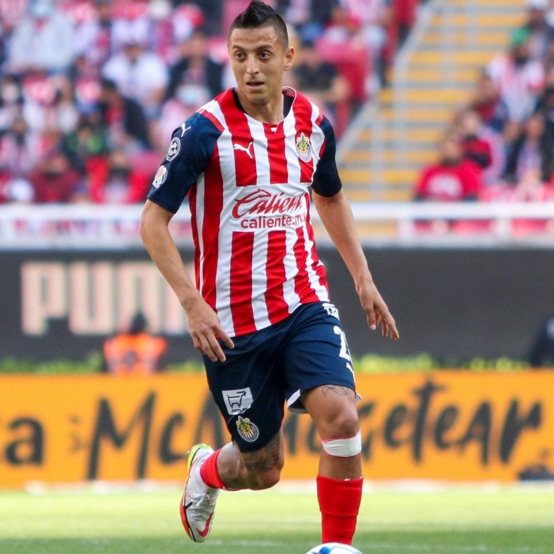 Ex-jugador de Chivas le lanza una advertencia a Roberto Alvarado sobre su futuro en el Rebaño