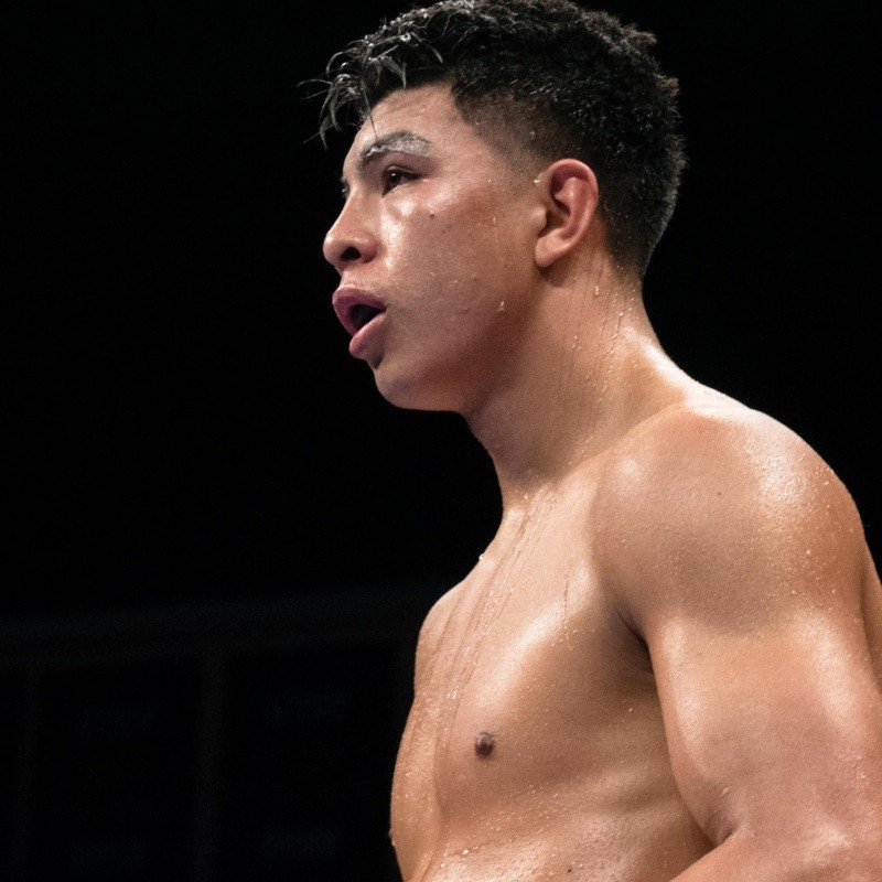 Jaime Munguia lanza un tiro contra Dmitry Bivol