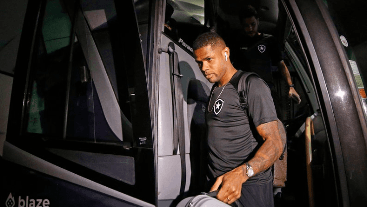 Júnior Santos com a camisa do Botafogo - Foto: Vitor Silva/Botafogo
