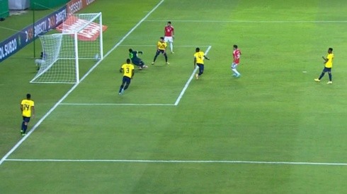 El error del árbitro Ortega que no le cobró gol a Vicente Conelli de Chile.