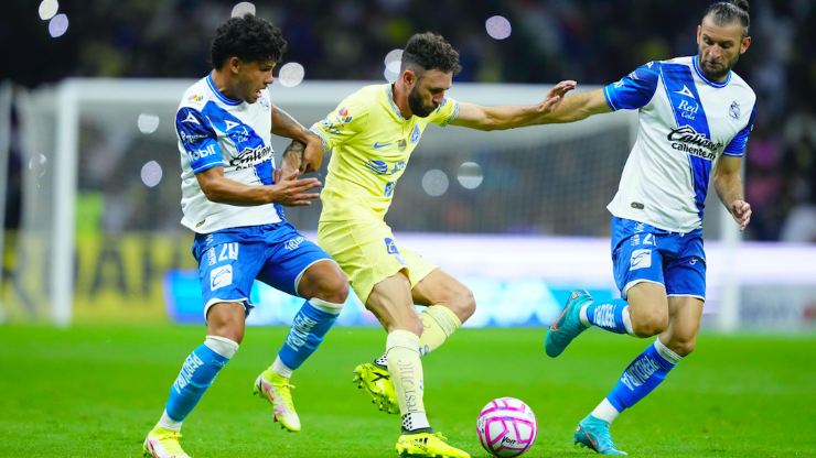 Miguel Layún, del América, frente a Maximiliano Araujo y Gastón Silva, del Puebla.