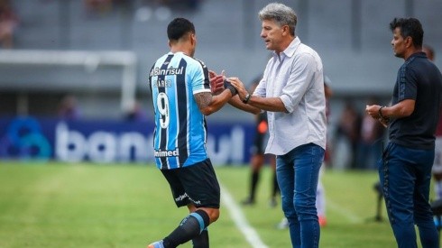 Foto: Lucas Uebel/Grêmio - Renato Gaúcho e Suárez conversam durante a partida
