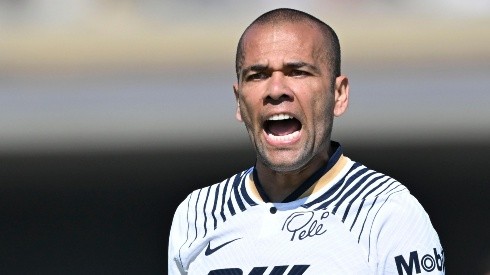 Dani Alves durante su último partido con Pumas.