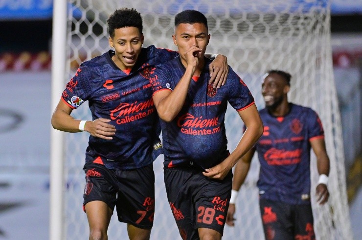 Queretaro, Queretaro, 22 de enero de 2023. Ozziel Herrera y Christopher Trejo en festejo de gol, durante el partido de la jornada 3 del torneo Clausura 2023 de la Liga BBVA MX, entre los Gallos Blancos del Queretaro y los Rojinegros del Atlas, celebrado en el estadio La Corregidora. Foto: Imago7/ Sebastian Laureano Miranda