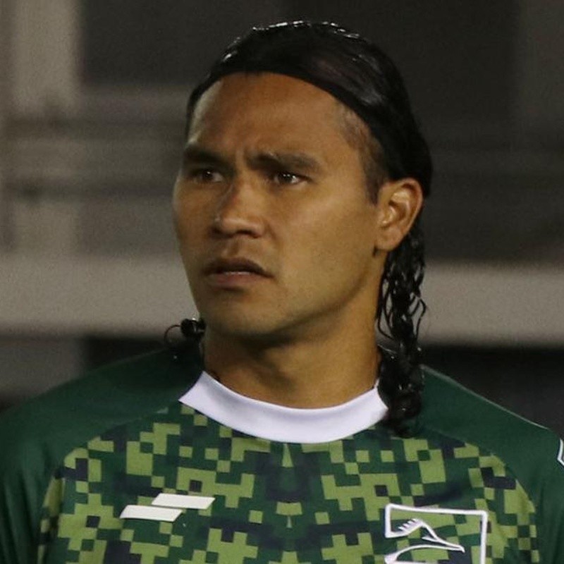 Gullit Peña continua su carrera en otro exótico destino