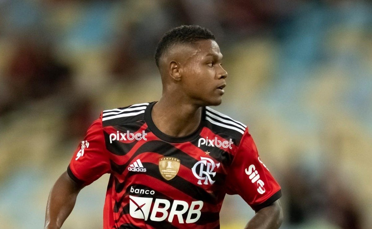 Flamengo negocia empréstimo de lateral-direito Wesley ao Barcelona, afirma  portal