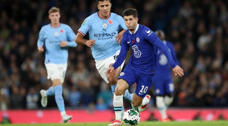 Christian Pulisic of Chelsea runs with the ball from Rodri of Manchester City during the Carabao Cup Third Round match between Manchester City and Chelsea at Etihad Stadium on November 09, 2022 in Manchester, England. (Photo by Jan Kruger/Getty Images)