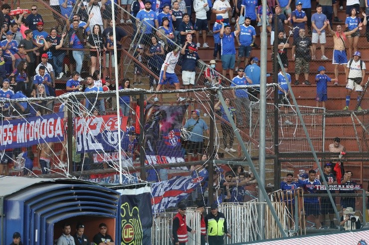 Los hinchas de la U protagonizaron incidentes en el Santa Laura | Foto: Agencia Uno 