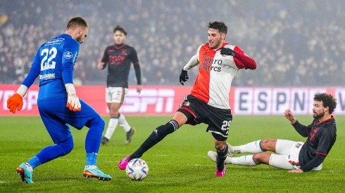 Santi Giménez protagonizó un curioso "gol fantasma" con Feyenoord