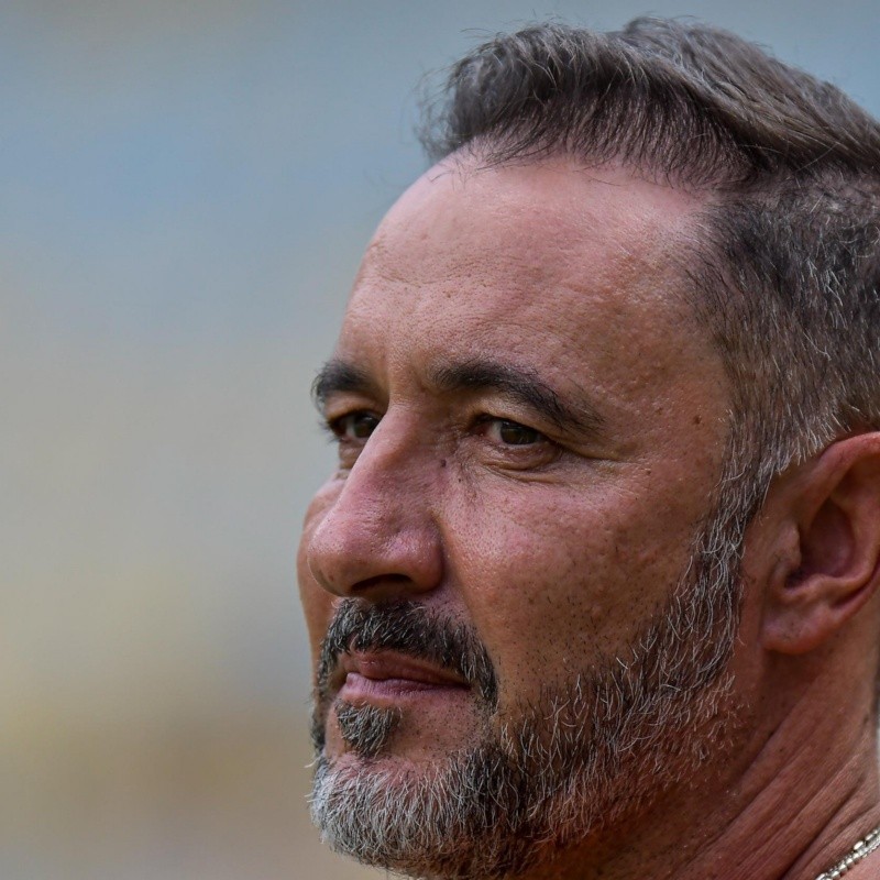 Vitor Pereira barra medalhão e define time para enfrentar o Palmeiras