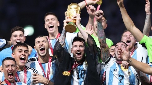 Argentina levantando la Copa del Mundo en Qatar.