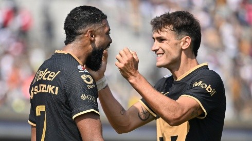 Juan Dinenno y Diogo de Oliveira festejan un gol.