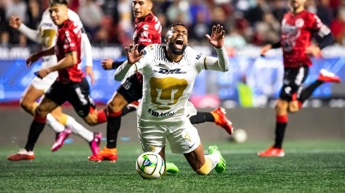 La caída de Diogo de Oliveira en el penalti de Pumas.