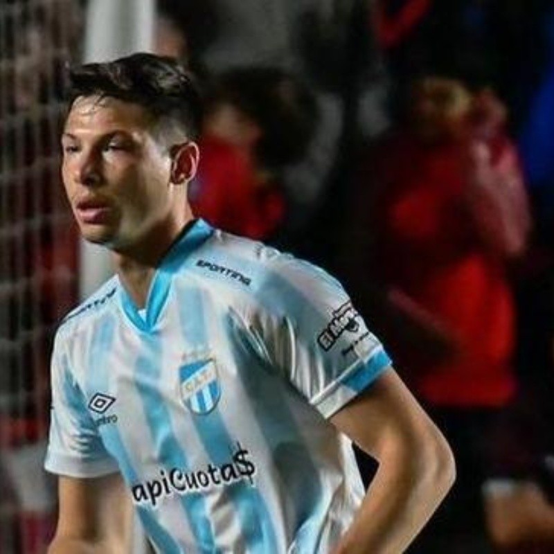 "Está forçando a saída"; Capasso dá 'ultimato' em Atlético Tucumán e Vasco faz nova proposta pelo zagueiro