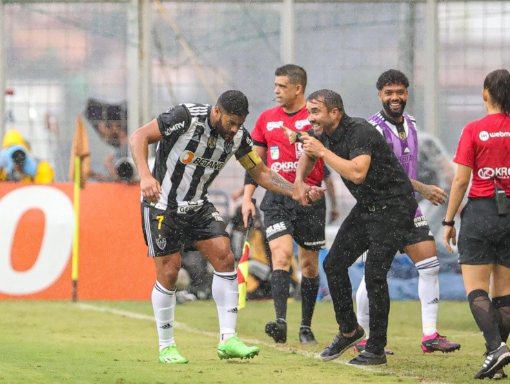 Gilson Junio/AGIF - Eduardo Coudet passando instruções para Hulk